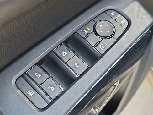 Used 2025 Nissan Pathfinder SV image 21