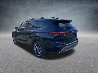 Used 2021 Toyota Highlander Platinum video 3