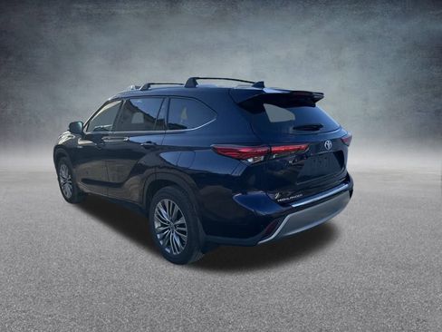 Used 2021 Toyota Highlander Platinum image 3