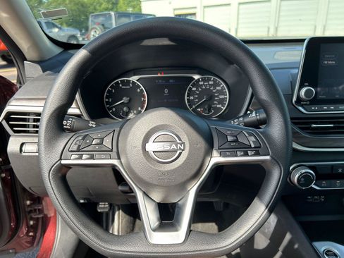 Used 2025 Nissan Altima 2.5 SV FWD image 26