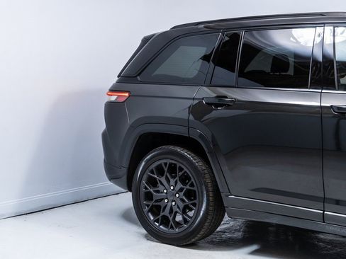 Used 2024 Jeep Grand Cherokee Summit image 11