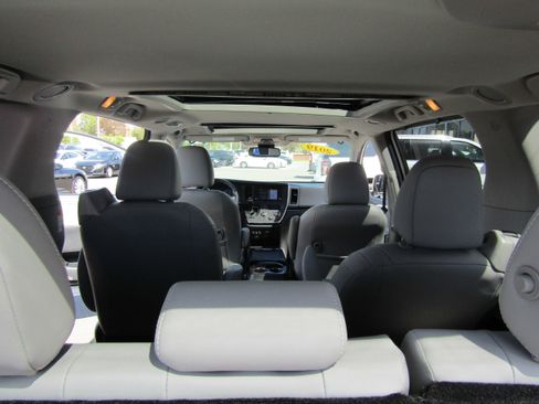 Used 2019 Toyota Sienna Limited FWD image 26