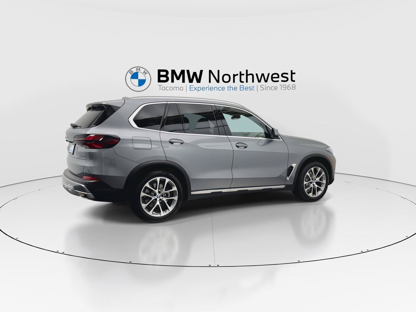 Used 2025 BMW X5 xDrive40i w/ Parking Assistance Package AWD/4WD image 4
