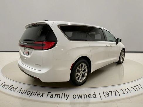 Used 2026 Chrysler Pacifica Limited FWD image 5