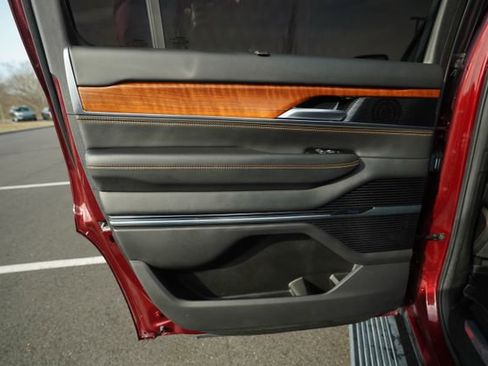 Used 2022 Jeep Grand Wagoneer Series III image 17