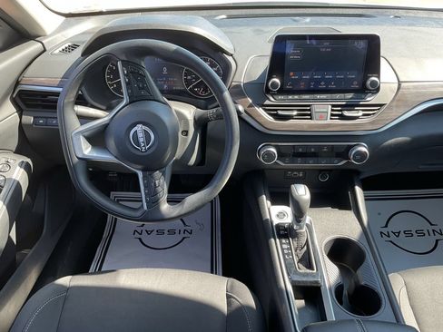 Used 2024 Nissan Altima 2.5 SV FWD image 13