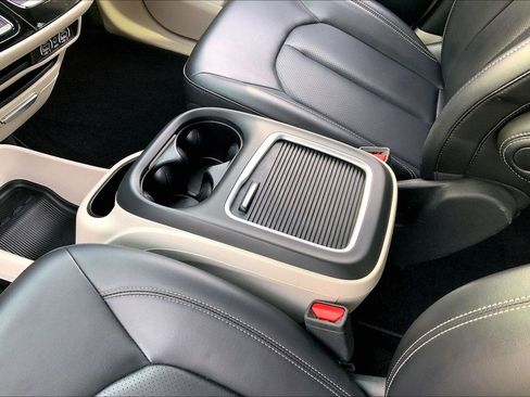 Used 2024 Chrysler Pacifica Touring-L image 15