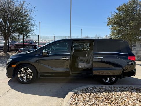 Used 2019 Honda Odyssey Touring image 2