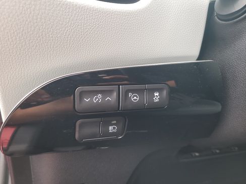 Used 2022 Toyota Prius LE FWD image 30