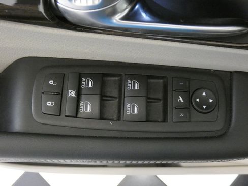 Used 2024 Chrysler Pacifica Limited w/ Trailer Tow Group AWD/4WD image 24