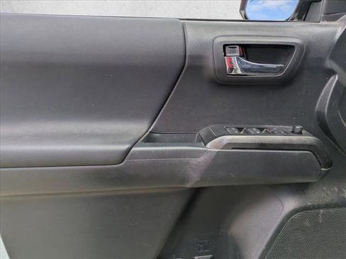 Used 2022 Toyota Tacoma TRD Sport w/ Technology Package image 11