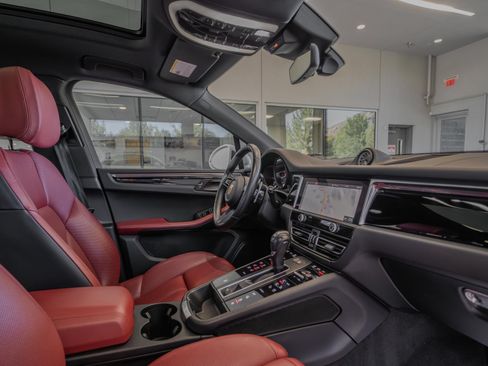 Used 2023 Porsche Macan AWD/4WD image 17