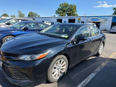 Used 2018 Toyota Camry LE w/ Convenience Package FWD image 3