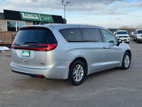 Used 2024 Chrysler Pacifica Touring-L FWD image 8