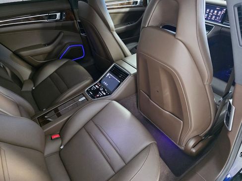 Used 2022 Porsche Panamera RWD image 28