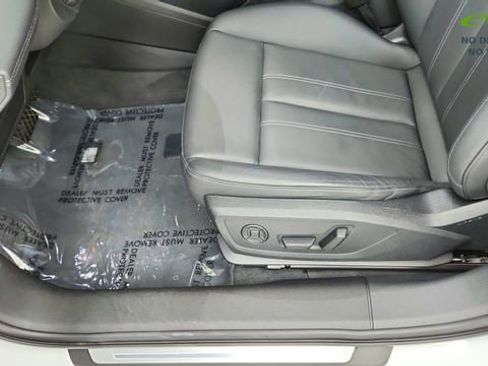Used 2025 Audi A6 e-tron Premium Plus w/ Premium Plus RWD image 33