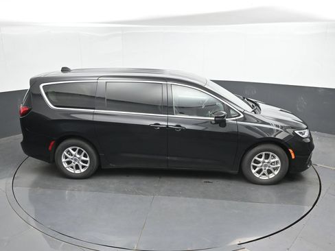 Used 2023 Chrysler Pacifica Touring-L FWD image 32