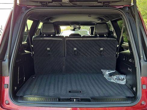 Used 2024 Jeep Wagoneer L Series II w/ Flexible Seating Group AWD/4WD image 33