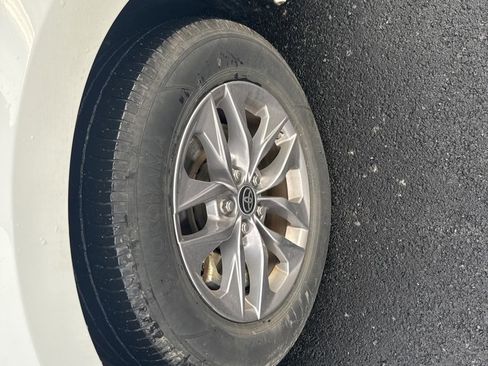 Used 2024 Toyota Sienna LE image 2