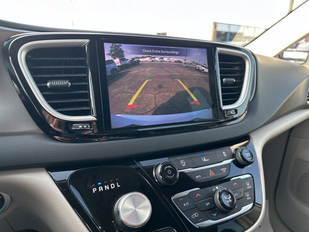 Used 2022 Chrysler Pacifica Touring-L FWD image 21
