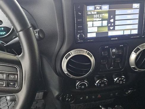 Used 2018 Jeep Wrangler Unlimited Rubicon w/ Connectivity Group AWD/4WD image 10