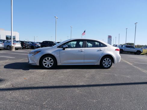 Used 2024 Toyota Corolla LE image 7