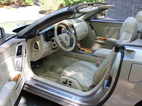 Used 2005 Cadillac XLR RWD image 13