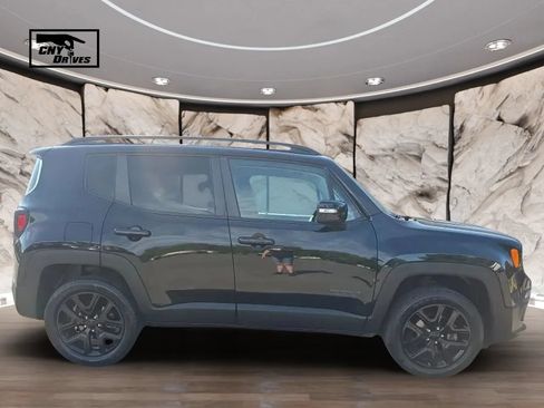 Used 2018 Jeep Renegade Altitude w/ UConnect 8.4 Nav Group AWD/4WD image 4