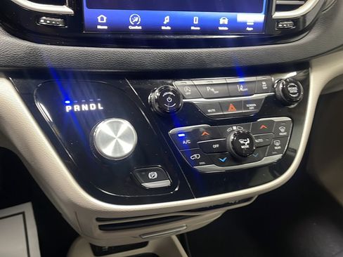 Used 2023 Chrysler Pacifica Touring-L FWD image 11