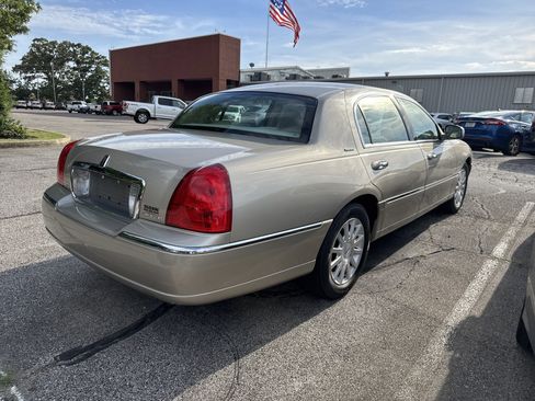 Used 2006 Lincoln Town Car Signature RWD image 2