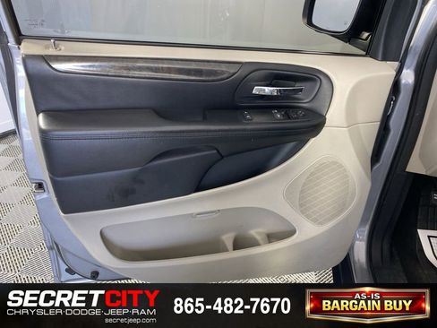 Used 2016 Dodge Grand Caravan American Value Package FWD image 12