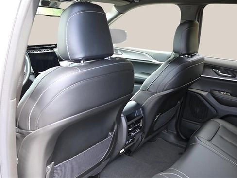 New 2025 Jeep Grand Cherokee Limited w/ Luxury Tech Group II image 15