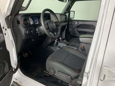 Used 2025 Jeep Wrangler Unlimited Rubicon AWD/4WD image 29