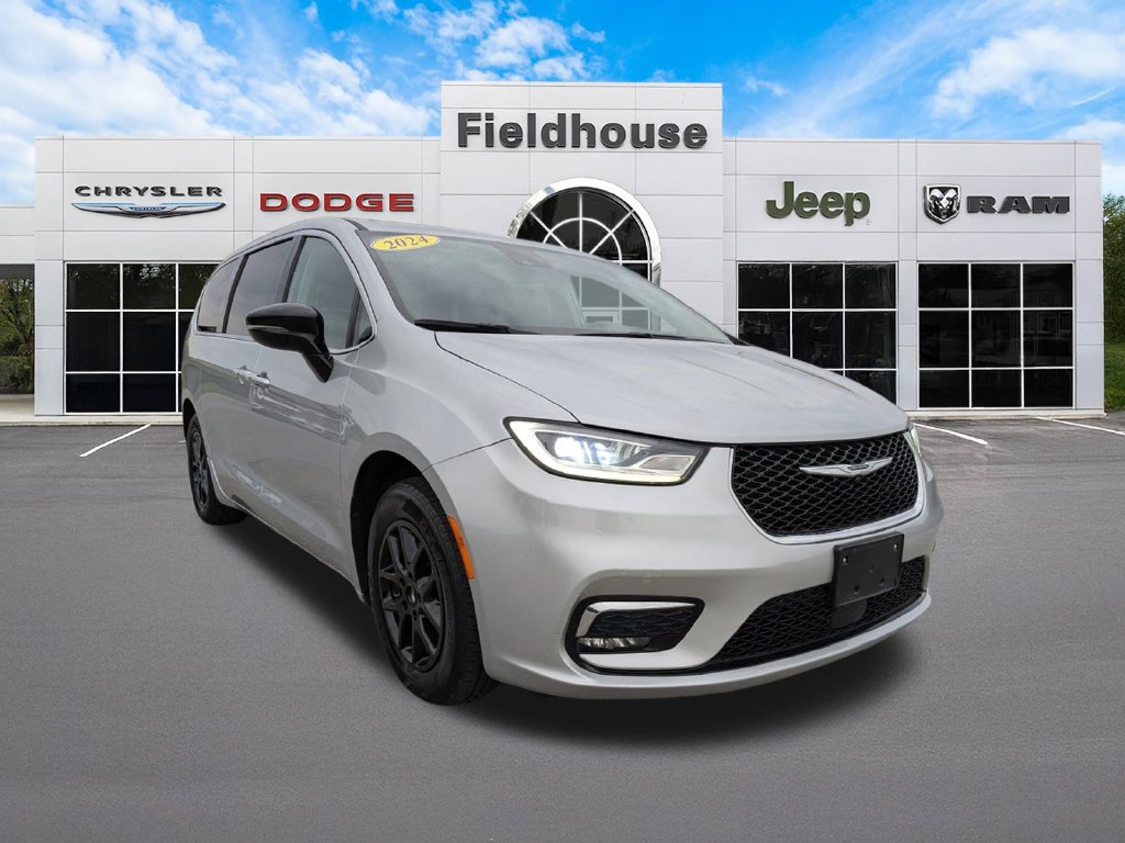 Used 2024 Chrysler Pacifica Touring-L FWD image 3