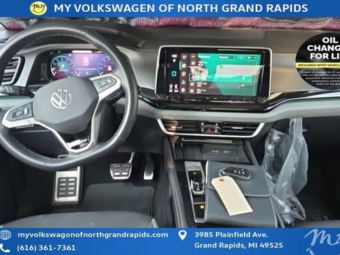 Used 2025 Volkswagen Atlas Peak Edition SE AWD/4WD image 10