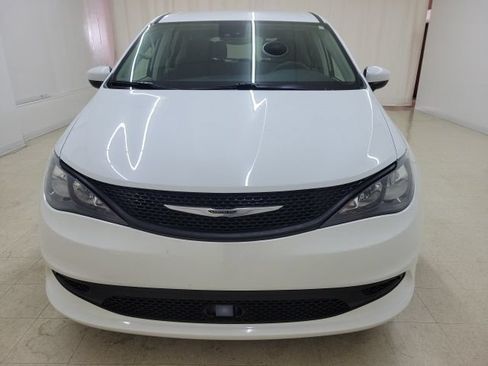 Used 2023 Chrysler Voyager LX FWD image 2