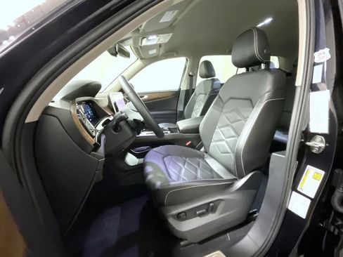 Used 2025 Volkswagen Atlas SE image 11