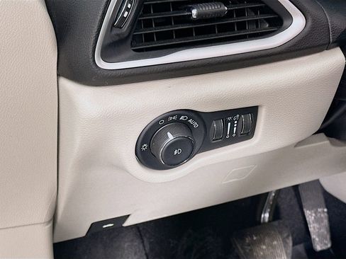 Certified 2024 Chrysler Pacifica Touring-L image 17