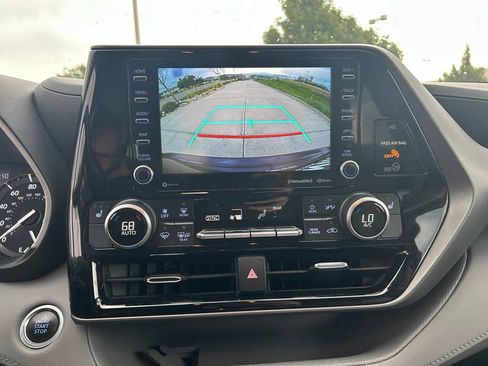 Used 2020 Toyota Highlander XLE AWD/4WD image 23