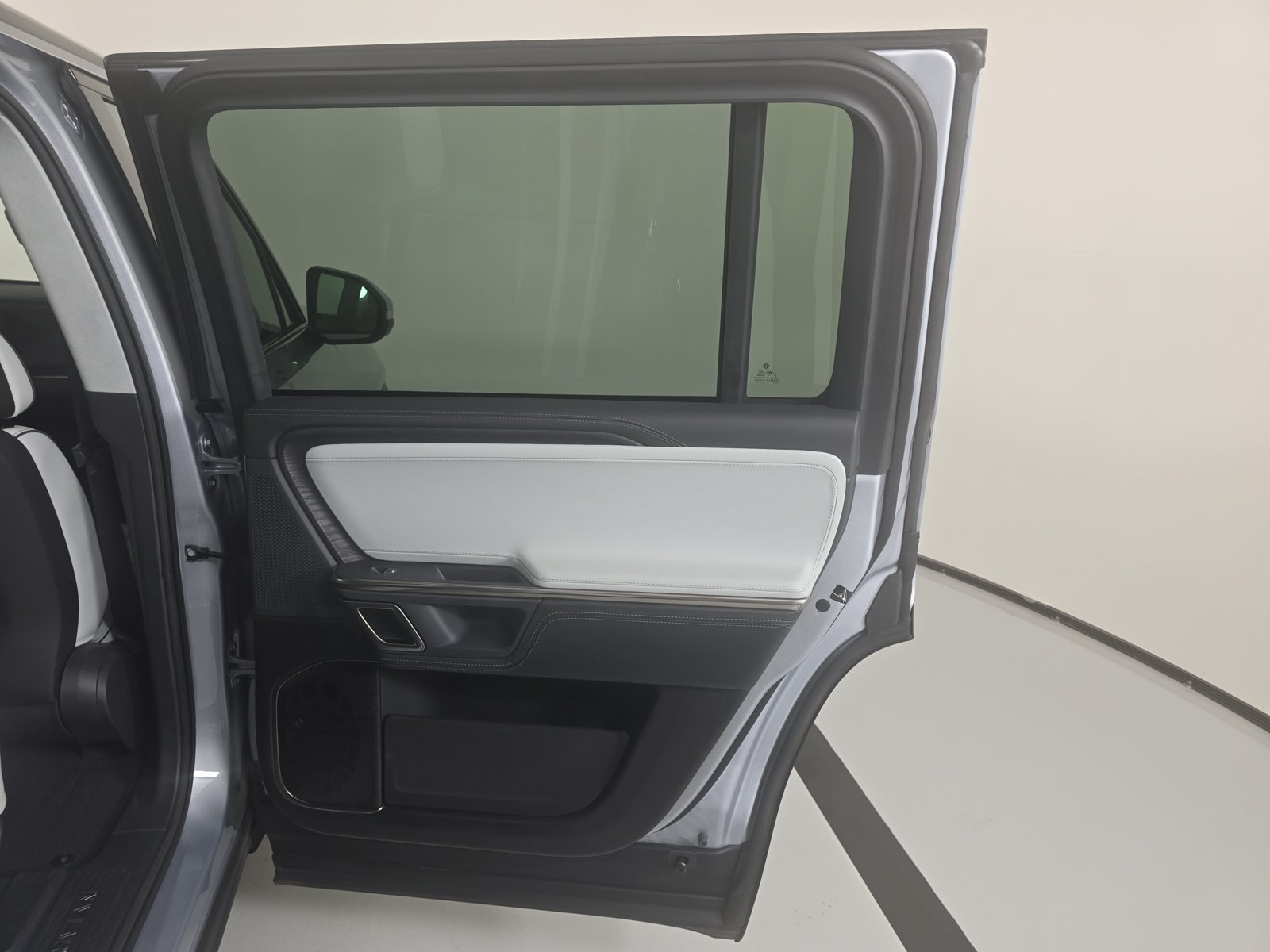 Used 2024 Rivian R1S Adventure Dual AWD/4WD image 19