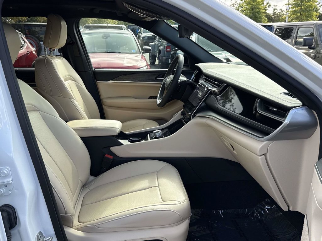 Used 2023 Jeep Grand Cherokee 4WD 4xe w/ Luxury Tech Group II image 16