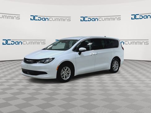 Used 2023 Chrysler Voyager LX image 4