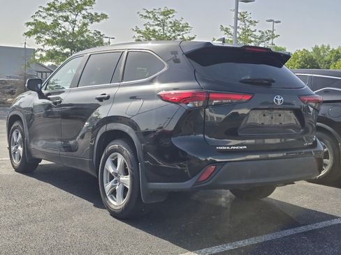 Used 2023 Toyota Highlander LE AWD/4WD image 5