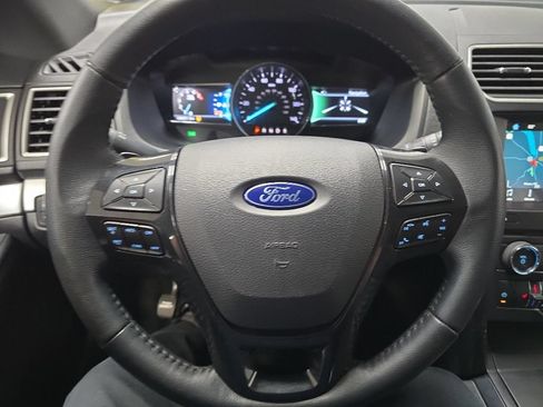 Used 2017 Ford Explorer XLT w/ Equipment Group 202A FWD image 18