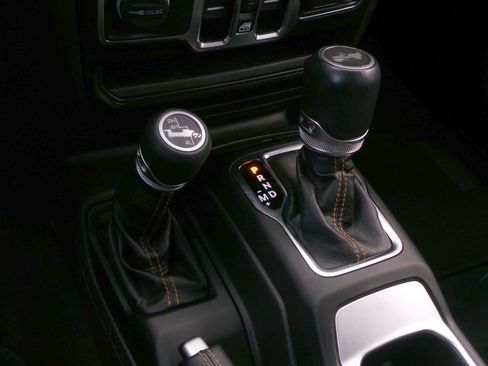 Used 2022 Jeep Wrangler Unlimited Sahara AWD/4WD image 14
