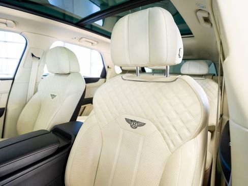 Used 2021 Bentley Bentayga Plug-In Hybrid AWD/4WD image 33