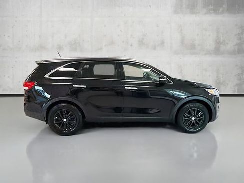 Used 2017 Kia Sorento LX image 4