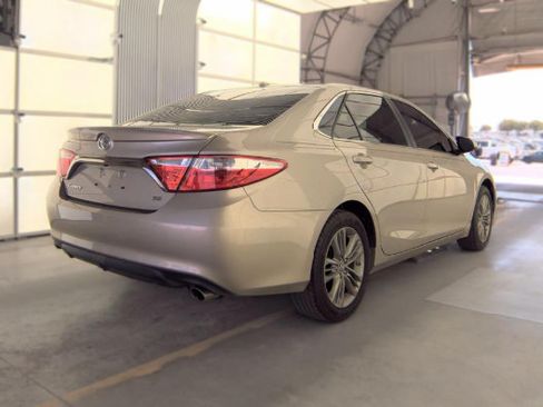 Used 2016 Toyota Camry SE w/ Moonroof Package FWD image 2