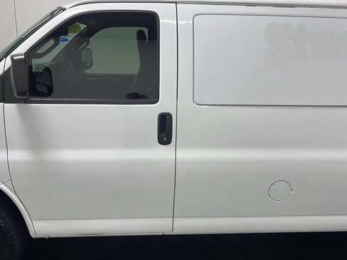 Used 2016 GMC Savana 2500 RWD image 10