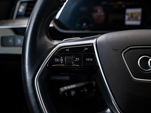 Used 2022 Audi e-tron Premium w/ Convenience Plus Package image 28